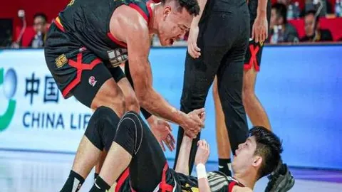 库里力夺逆天准4双，詹姆斯见证52分+12篮板+10助攻+8抢断+5盖帽，极限突破！